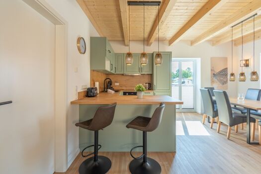 Huus Eekboom - moderne Küche mit Barhockern