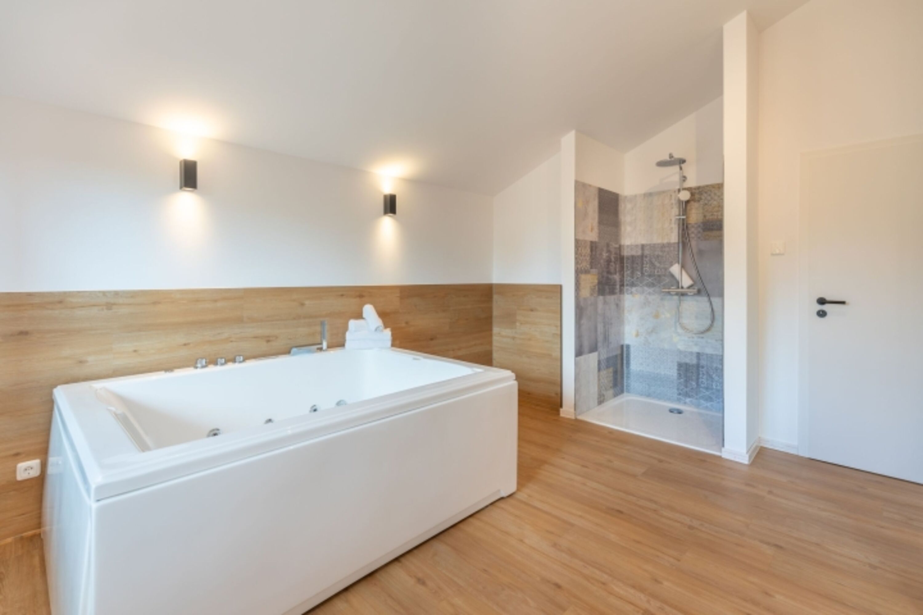 Huus Eekboom - großes Badezimmer mit Whirlpool und ebenerdiger Dusche