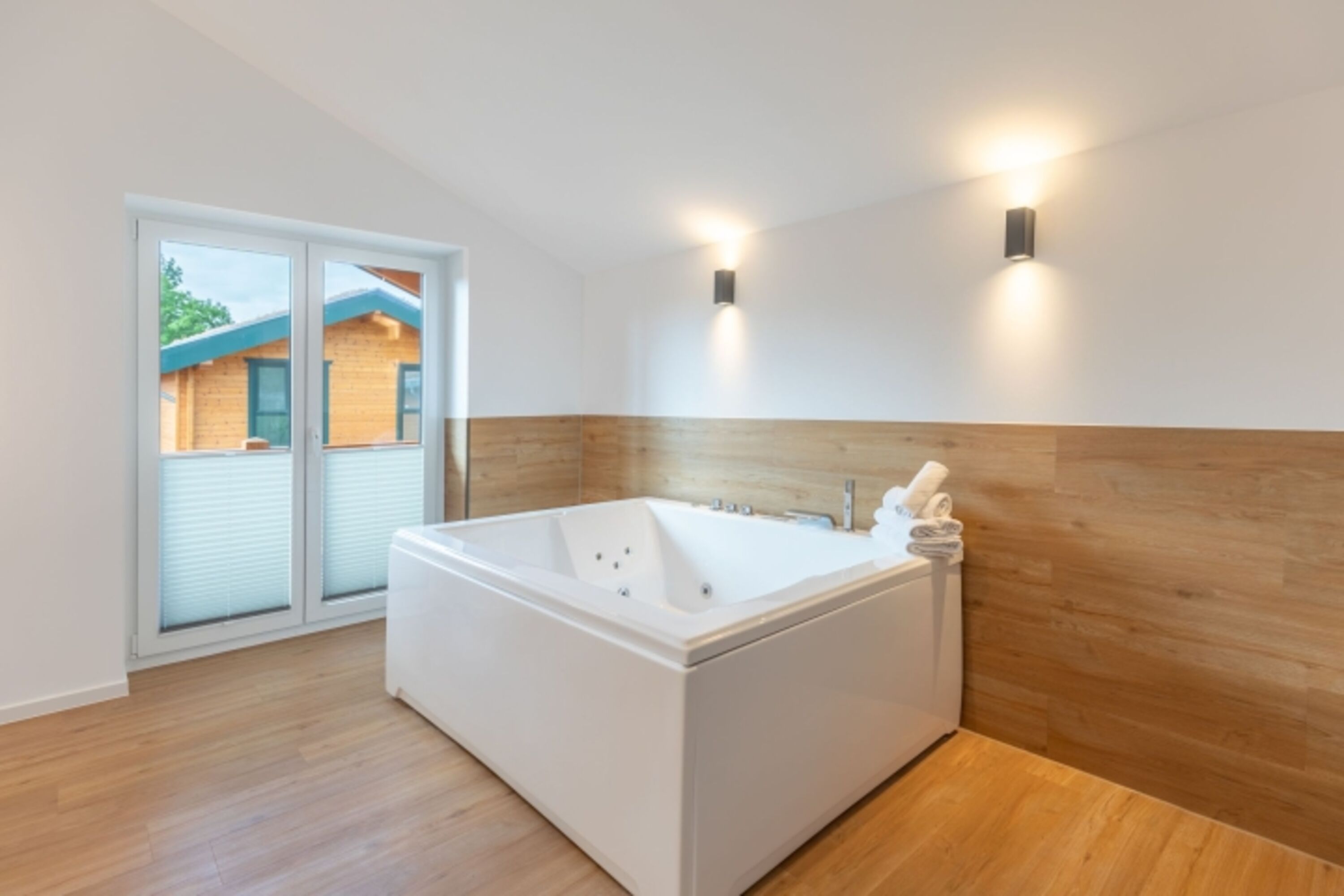 Huus Eekboom - großes Badezimmer mit Whirlpool