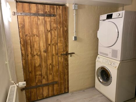 Waschmaschin und Trockner im Keller