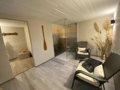 Sauna mit Dusche und Ruheraum 
