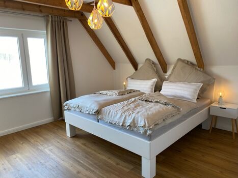 Schlafraum mit Doppelbett im OG
