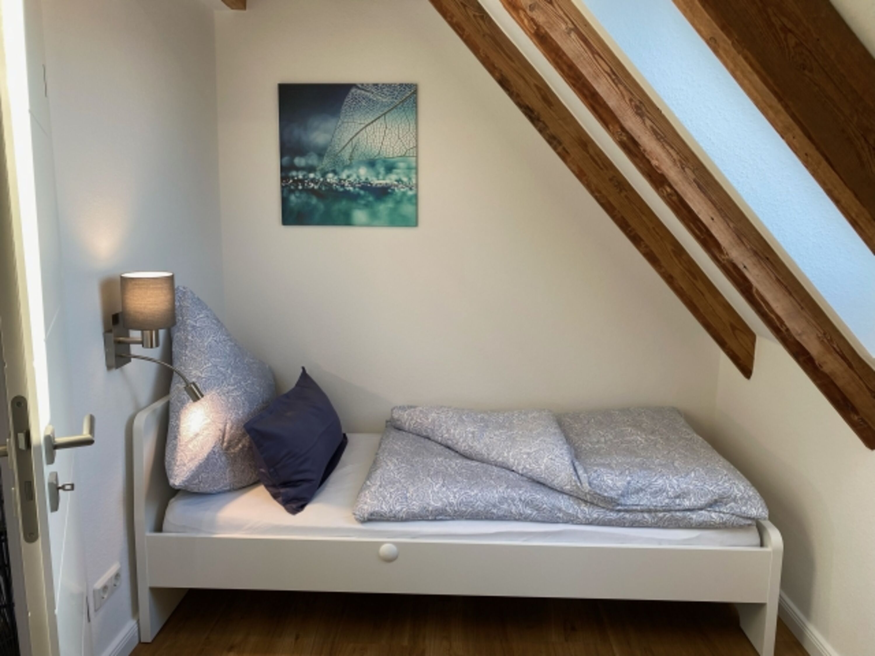 besser Träumen im Einzelbett mit Blick in den Sternenhimmel