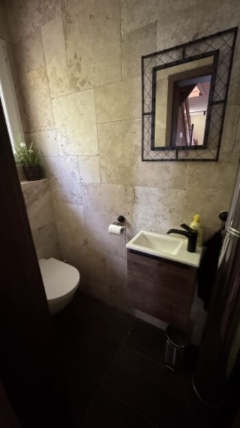 Gästetoilette mit Handwaschbecken 