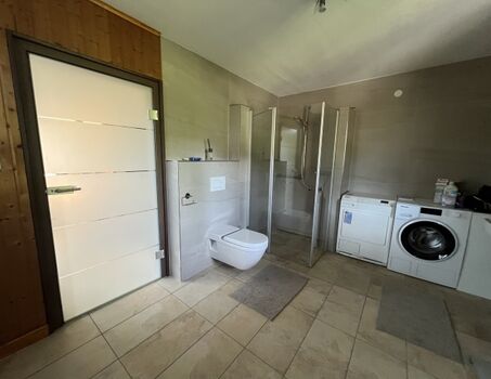 Bad mit WC, Dusche, Miele Waschmaschine und Miele Trockner