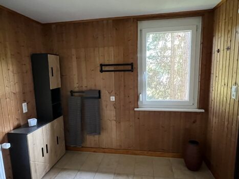 Bad mit Badezimmer Schränken und Handtuchhalterungen