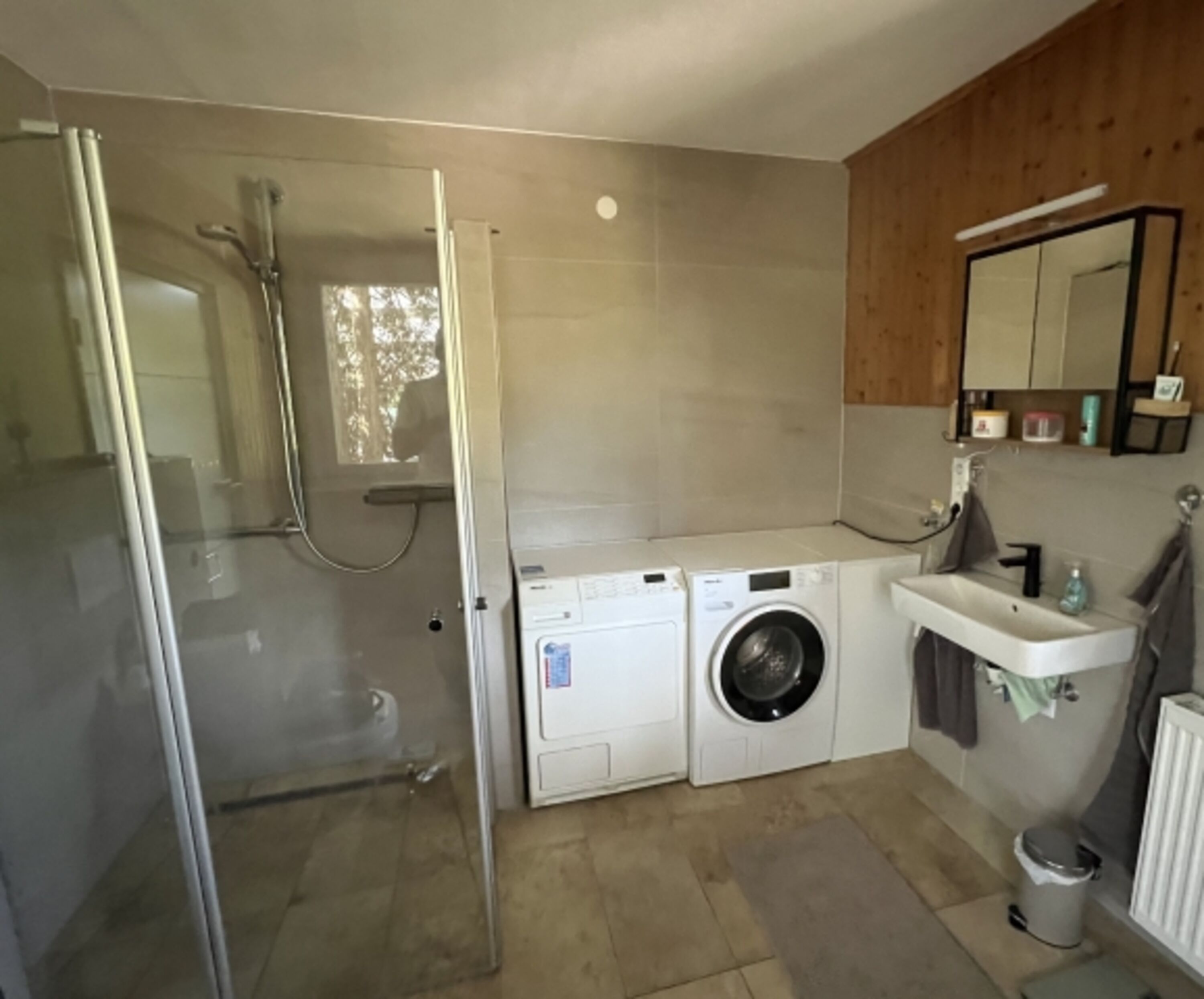 Bad mit Dusche, Miele Waschmaschine und Miele Trockner