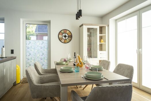 Essbereich mit Zugang zur Terrasse