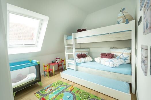 Schlafzimmer 3 mit Etagenbett und Ausziehbett - Babybett vorhanden