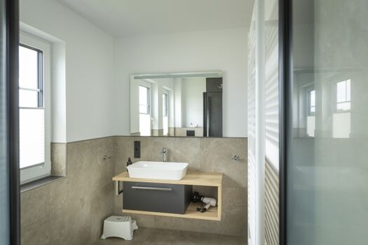 Badezimmer OG mit Kinderhocker und Föhn