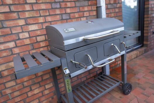 Eingezäunter Garten mit Grill