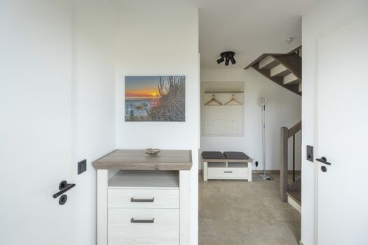 Eingangsbereich mit Schuhschrank und Garderobe