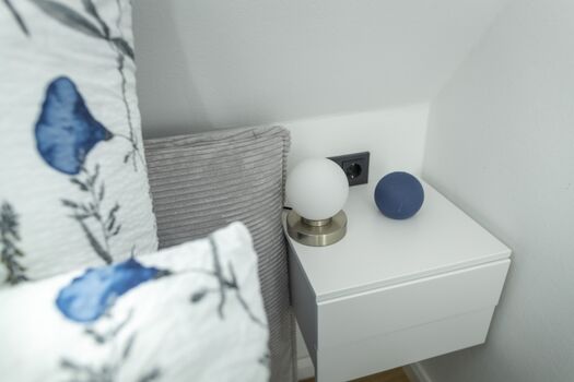 Schlafzimmer mit  Smart TV und Alexa