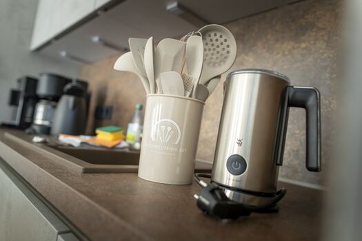 Milchaufschäumer, Wasserkocher, Spültücher, Lappen, Spülmittel vorhanden