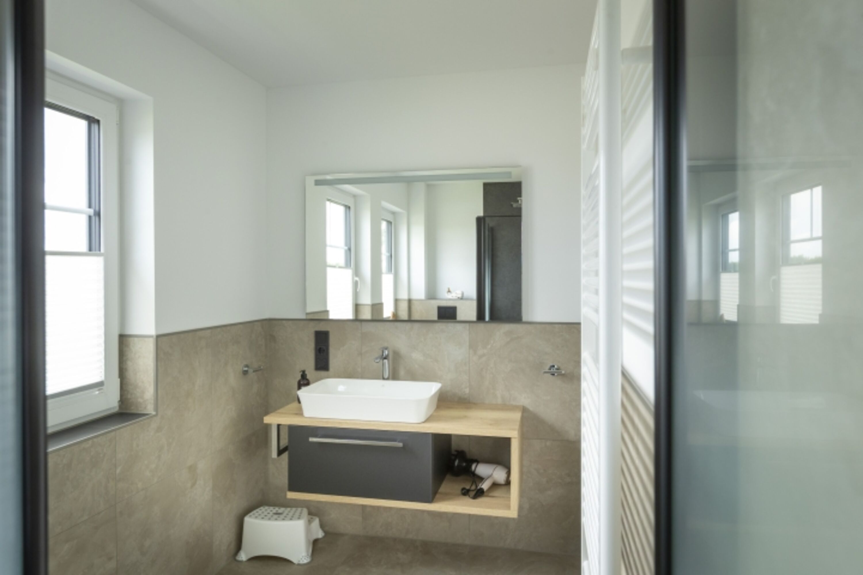 Badezimmer OG mit Kinderhocker und Föhn