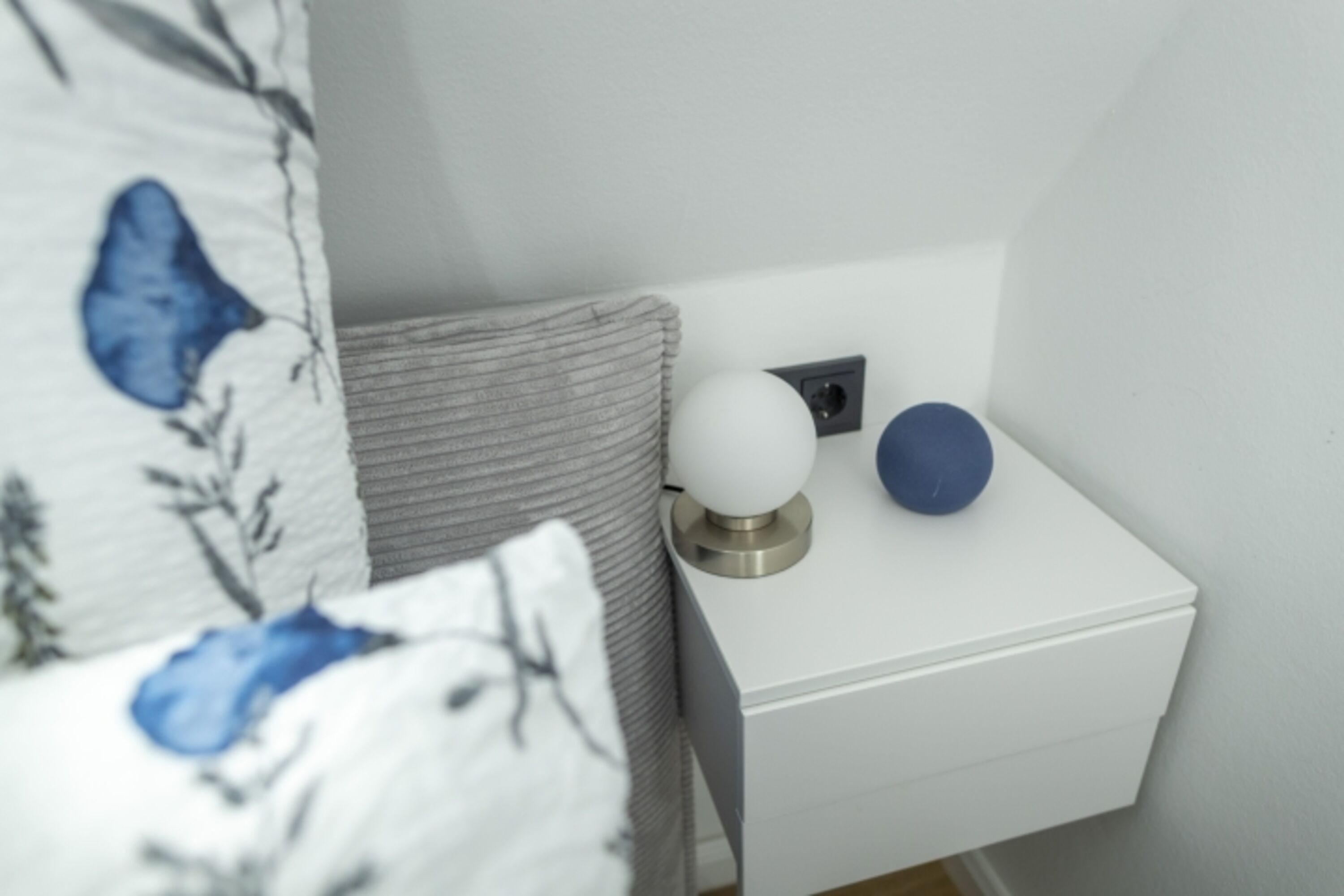 Schlafzimmer mit Smart TV und Alexa