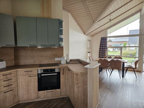 Küche mit Wohn- und Essbereich