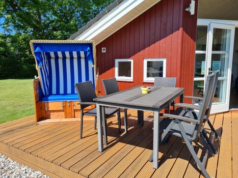 Strandkorb und Gartenmöbel auf der Südterrasse