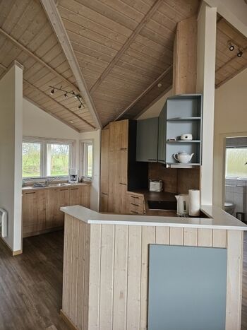 Küche mit Geschirrspüler