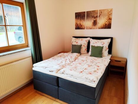 Schlafzimmer mit Boxspringbett 140x200