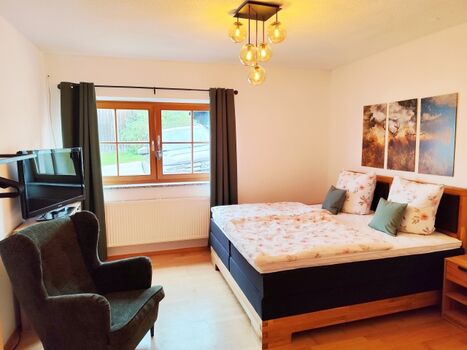 Schlafzimmer mit Boxspringbett 180x200