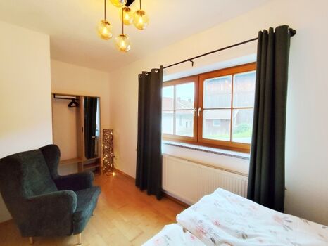 Schlafzimmer mit Boxspringbett 140x200