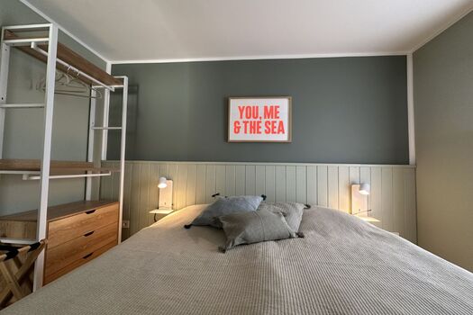 Helles Schlafzimmer mit 180 Bett