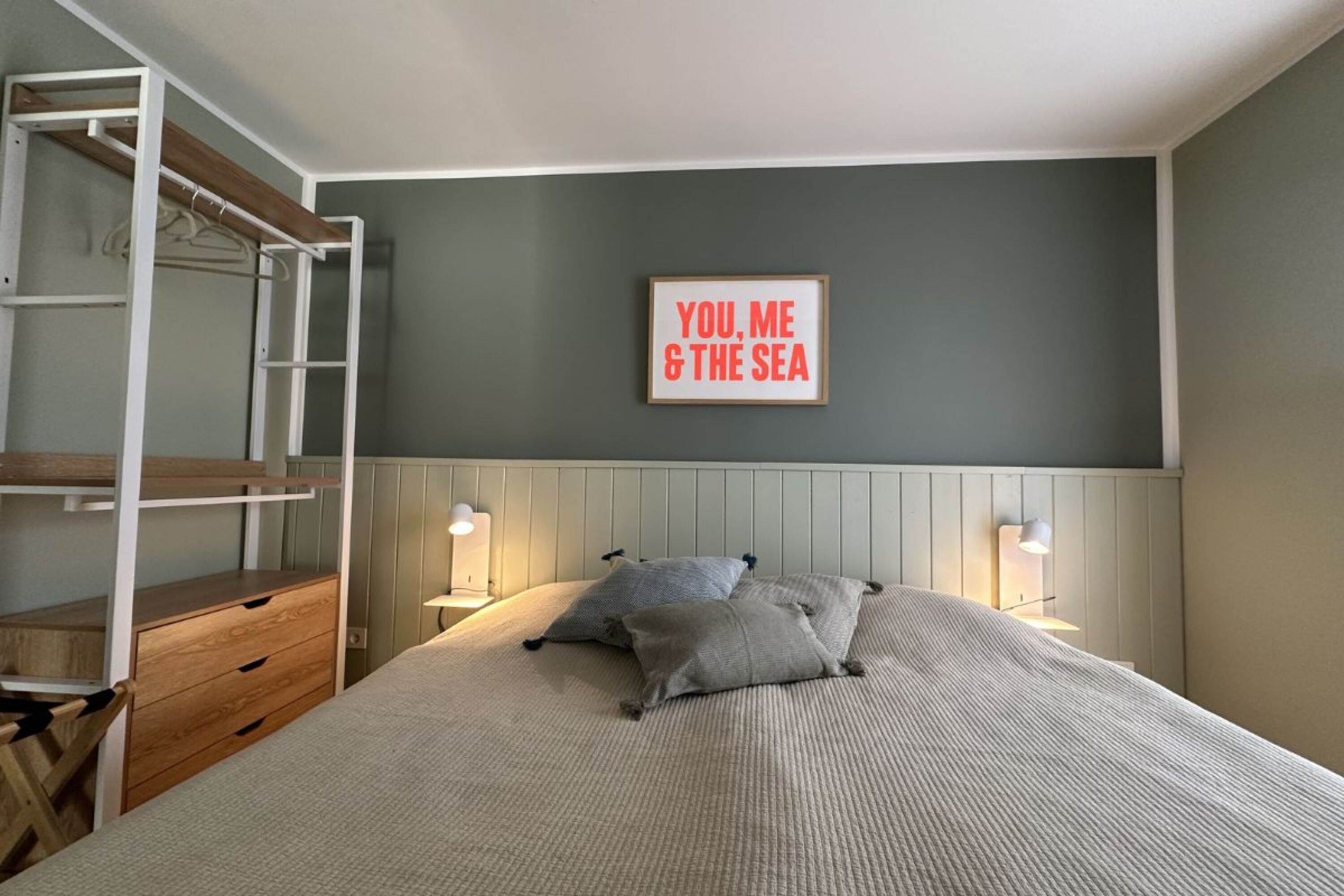 Helles Schlafzimmer mit 180 Bett
