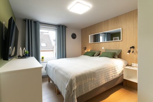 1. Schlafzimmer mit Kleiderschrank, Smart TV, Boxspringbett: 180x200