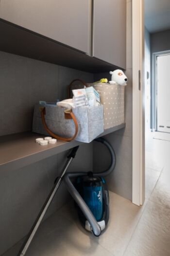 Wäschebereich, Staubsauger, Erste Hilfe. Der Blick in den Eingangsbereich