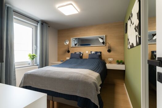 3. Schlafzimmer mit Schreibtisch/Arbeitsplatz, Smart TV, Boxspringbett: 160x200