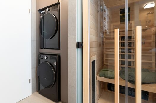 Infrarotkabine im Bad EG, Saunatücher und Bademantel, bodengleiche Regendusche inkl. Pflegemittel: Shampoo   Duschgel, Fußbodenheizung und Handtuchtrockner, Glasschiebetür mit kindersicherem Schloss. Hinter der Wand moderne Waschmaschine und Trockner