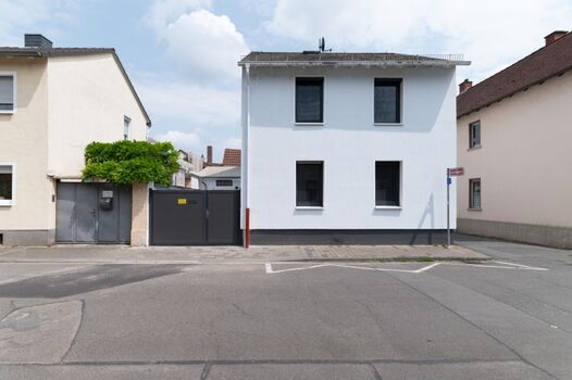 Außenansicht des Hauses, Parkplatz direkt vor dem Tor