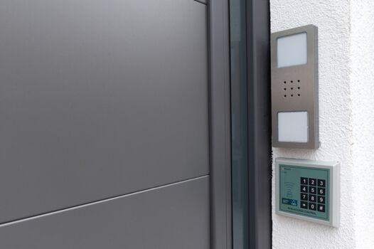 Eingang in den Hof mit dem Code; schlüsselloses Check in