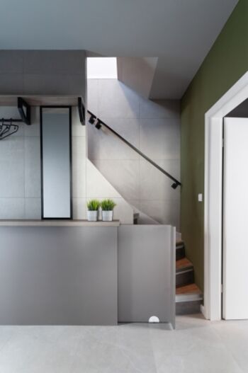 in Dielenmöbel integrierte Schiebevorrichtung als Absicherung für Kinder im Erdgeschoß