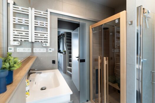 EG: Infrarotkabine, Saunatücher und Bademantel, bodengleiche Regendusche inklusive Pflegemittel: Shampoo   Duschgel, Fußbodenheizung und Handtuchtrockner, Glasschiebetür mit kindersicherem Schloss, Hygienedusche, Toilettenpapier, Antibeschlagspiegel.