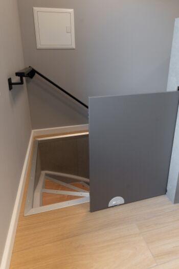 ins Geländer integrierte Schiebevorrichtung als Absicherung für Kinder im Obergeschoß. Handläufer.