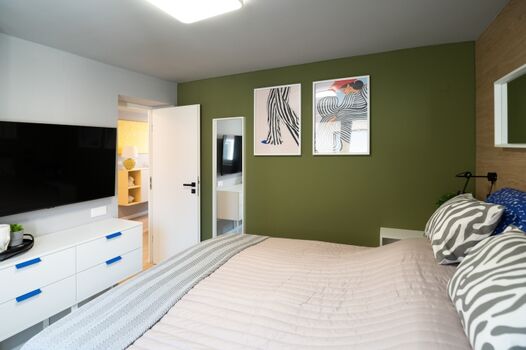 4. Schlafzimmer mit Smart TV, Boxspringbett: 160x200