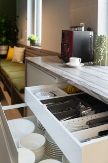 Die moderne Küche, die wirklich perfekt ausgestattet ist: hochwertiges Besteck, Geschirr, Töpfe, Pfannen, Basics, wie Salz,  Gewürze, Kaffee, Öl etc. Weingläser, Küchenhelfer und vieles mehr. 