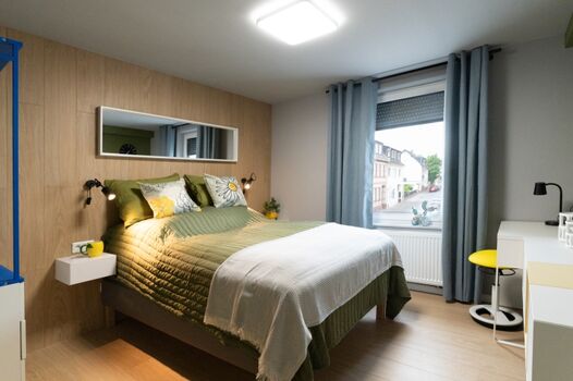 2. Schlafzimmer: Schreibtisch/Arbeitsplatz, Smart TV, Boxspringbett: 140x200