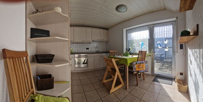 Küche mit Ausgang zur Terrasse und dem Garten