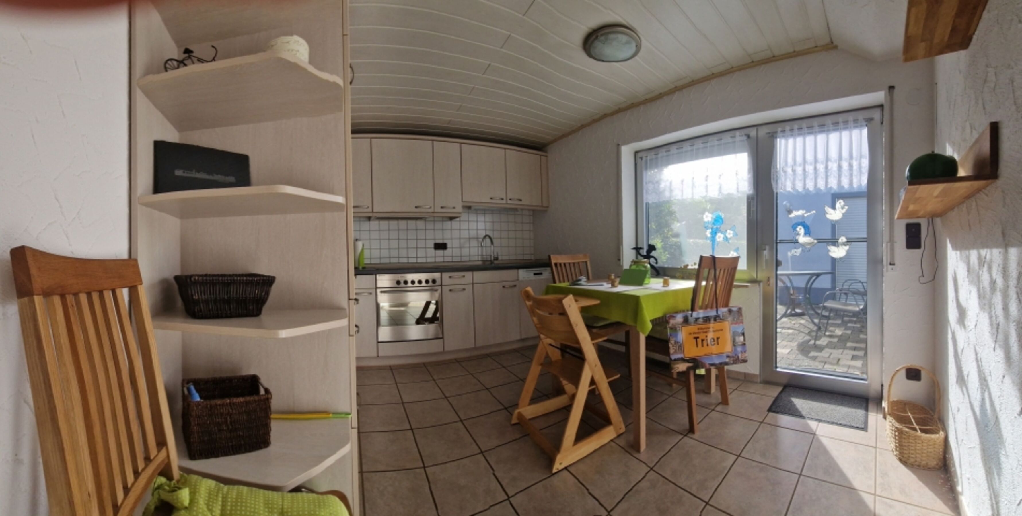 Küche mit Ausgang zur Terrasse und dem Garten