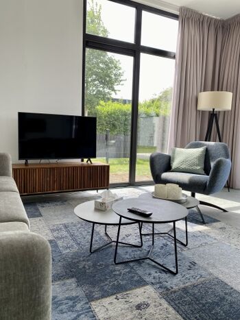 mit neuen Möbeln und Smart-TV