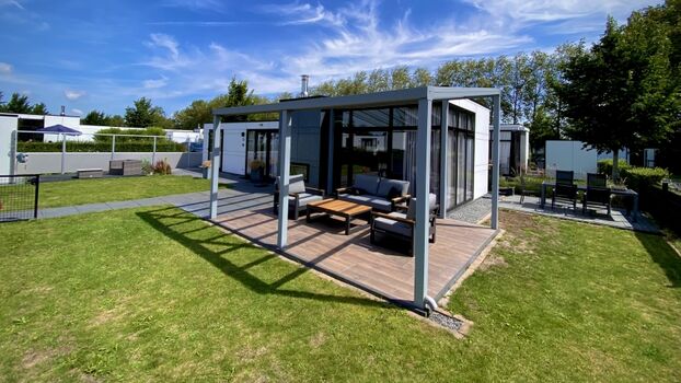 drei Terrassen, die große Terrasse vor dem Chalet überdacht