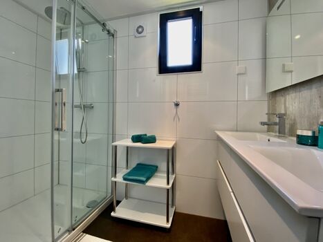 mit Rainshower-Dusche