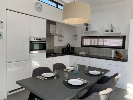 großzügige und gut ausgestattete L-Küche