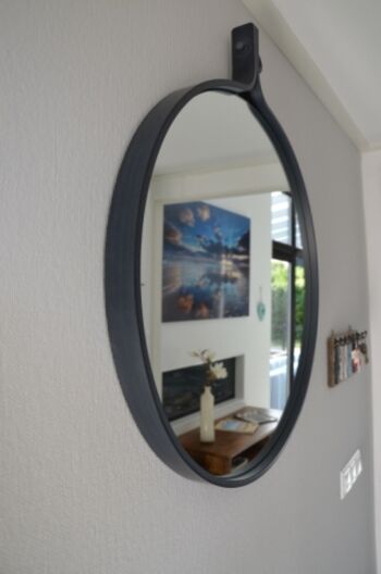 großer Spiegel im Flur für den finalen Style-Check