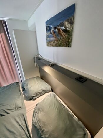 mit Leselampen, Ablagefläche und Steckdosen