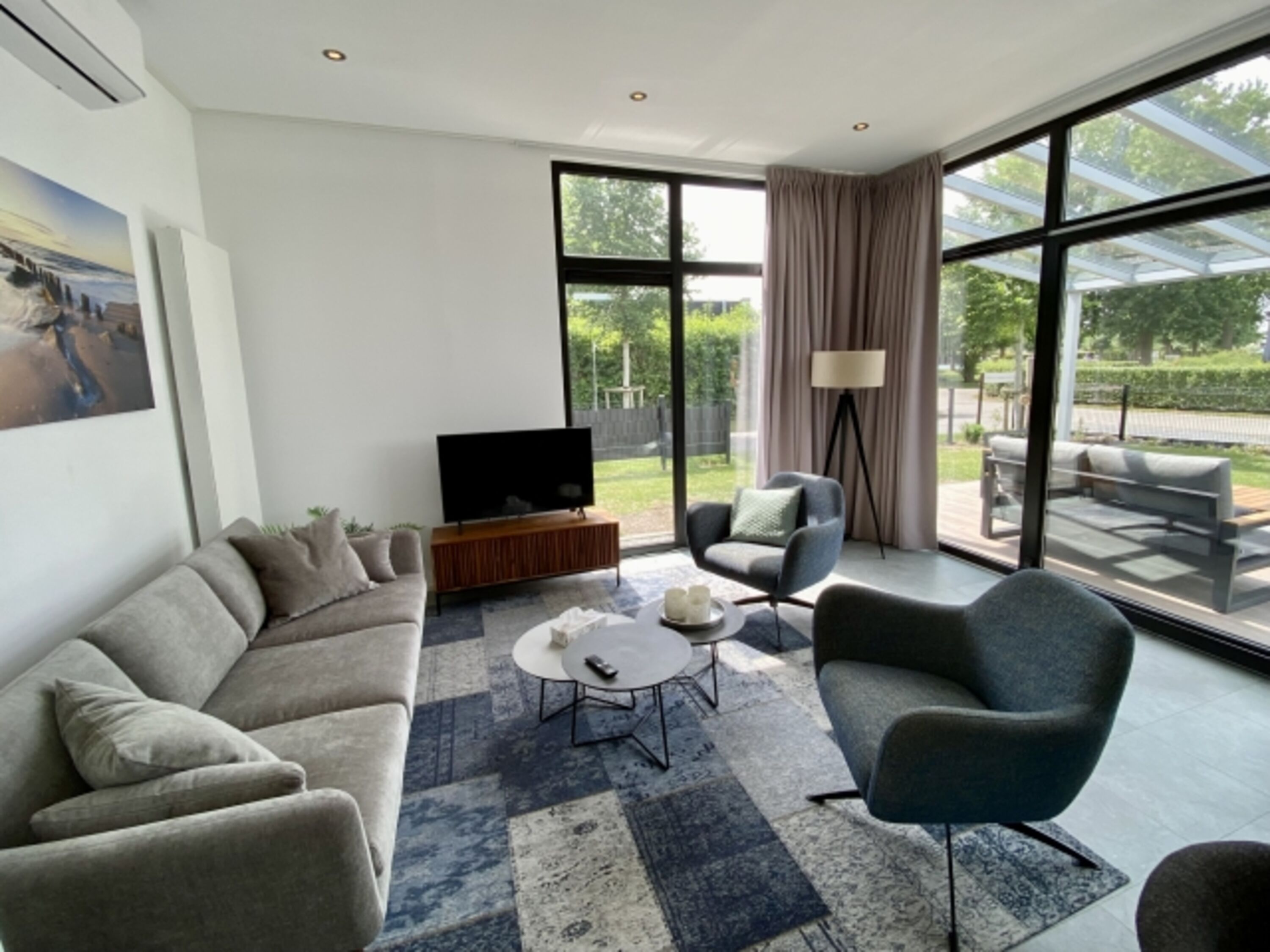 geschmackvoll eingerichtetem Wohnzimmer