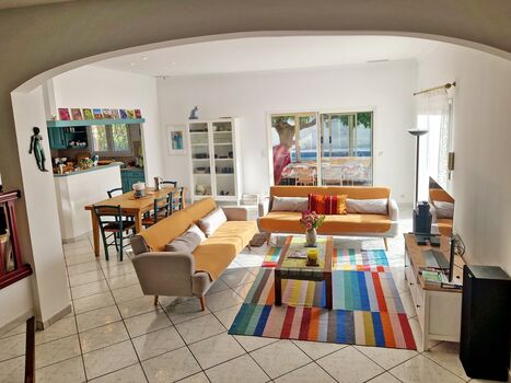 Wohnzimmer mit 2 großen Sofas